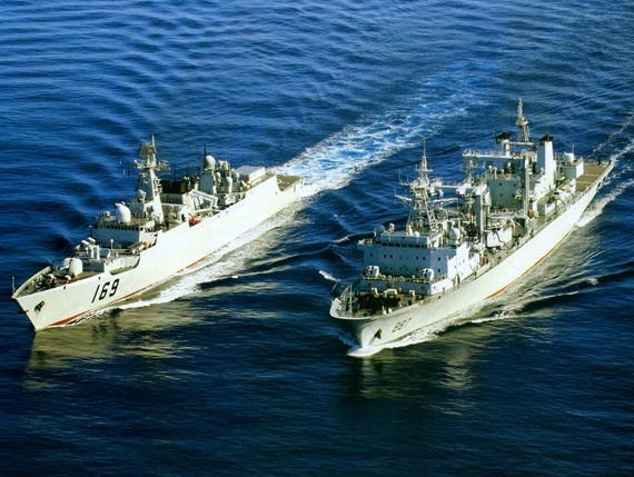 Tàu khu trục số hiệu 169 của Hạm đội Nam Hải tiến hành tiếp tế trên biển.